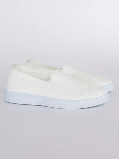 Слипоны белого цвета на платформе